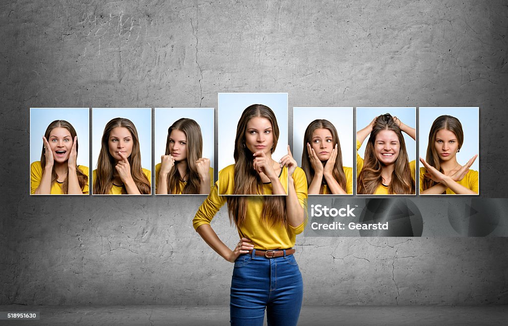 Garota segura e mudanças seu rosto retratos com diferentes emoções - Foto de stock de Comportamento royalty-free