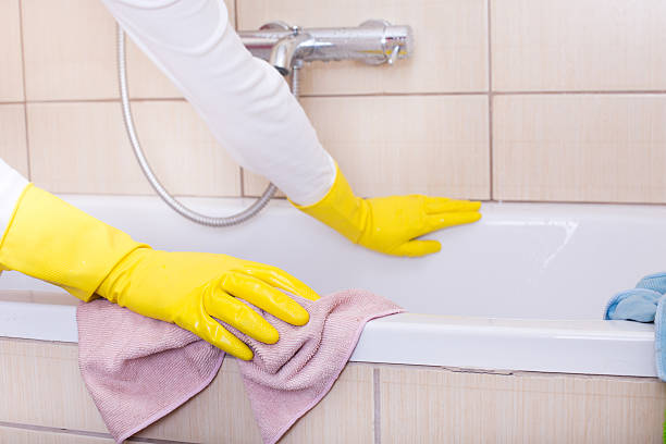 istock Woman cleaning bathtub 518953886