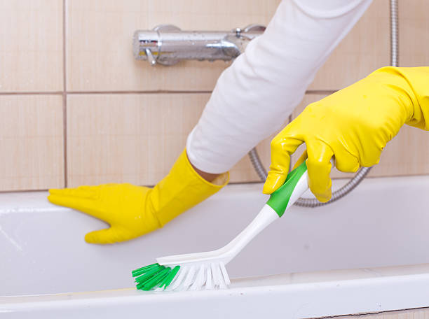 istock Woman cleaning bathtub 518953940