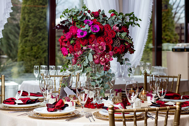 schöne blumen auf dem tisch in hochzeit. luxus-urlaub-hintergrund. - wedding centerpiece stock-fotos und bilder