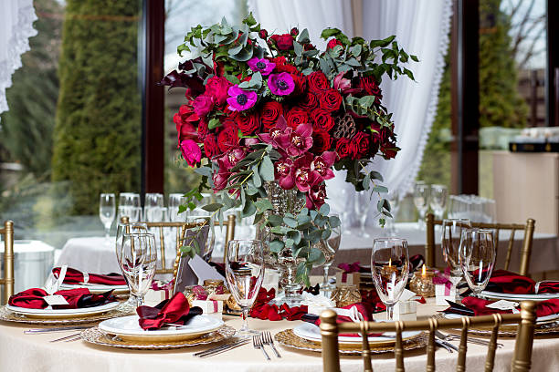 bellissimi fiori sul tavolo di nozze giorno. sfondo vacanza di lusso. - wedding centerpiece foto e immagini stock