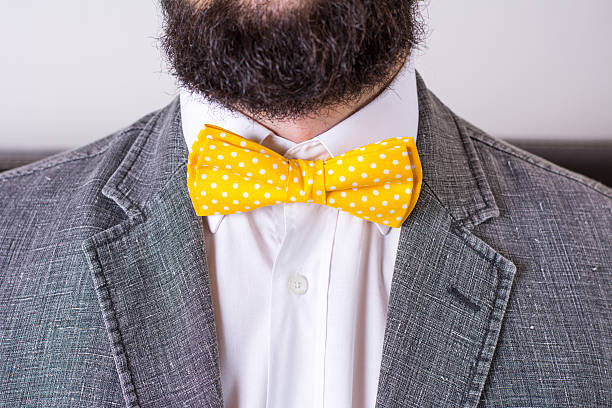 ritratto di un uomo in una camicia e un papillon - suit necktie close up gray foto e immagini stock