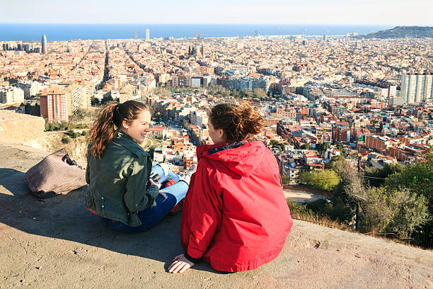 duas meninas visualização de barcelona - looking at view searching looking sea - fotografias e filmes do acervo