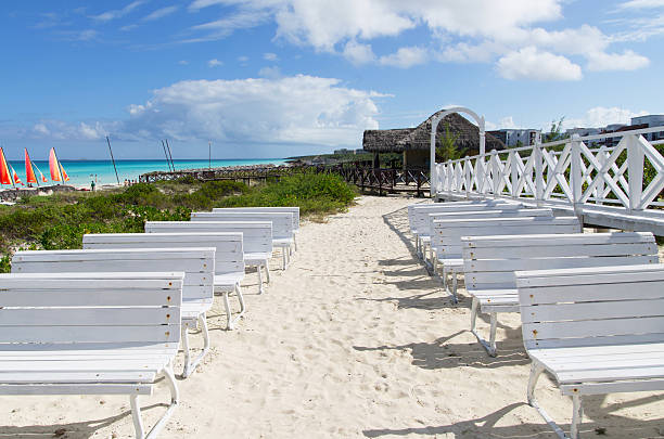 белый деревянный скамьи на белом песчаном пляже - beach bench caribbean sea cloudscape стоковые фото и изображения