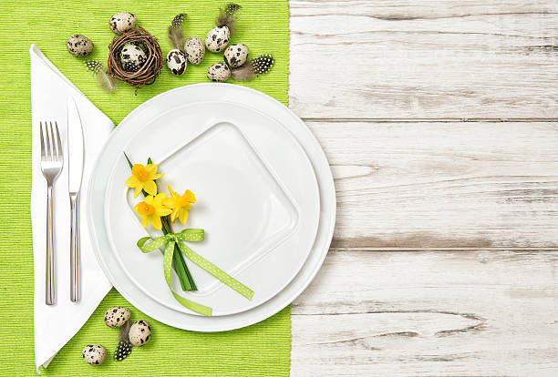 décoration de tableau de pâques avec des oeufs et des fleurs de narcisse - retro revival food easter napkin photos et images de collection