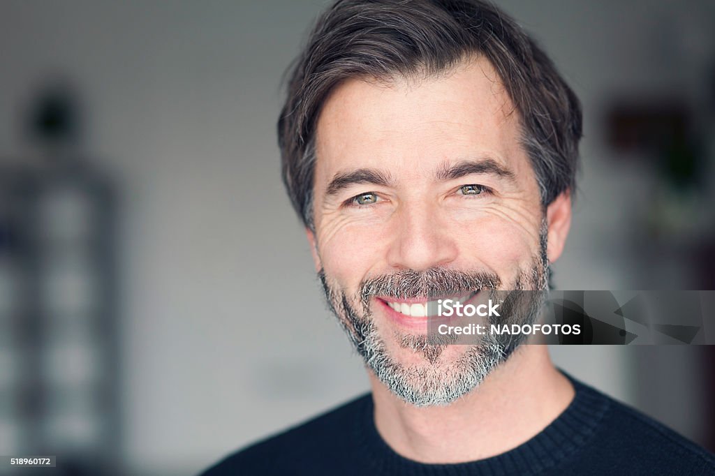 Portrait d'un homme d'âge mûr souriant à la caméra - Photo de Sourire libre de droits