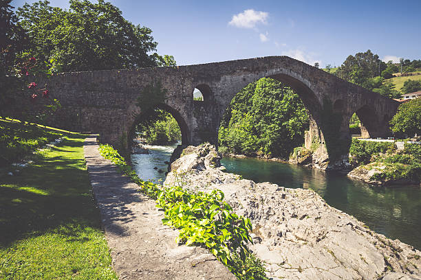 istock Old Roman stone bridge in Cangas de Onis (Asturias), Spain 518964032
