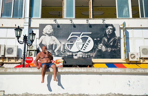 sommer in montenegro - marilyn monroe stock-fotos und bilder