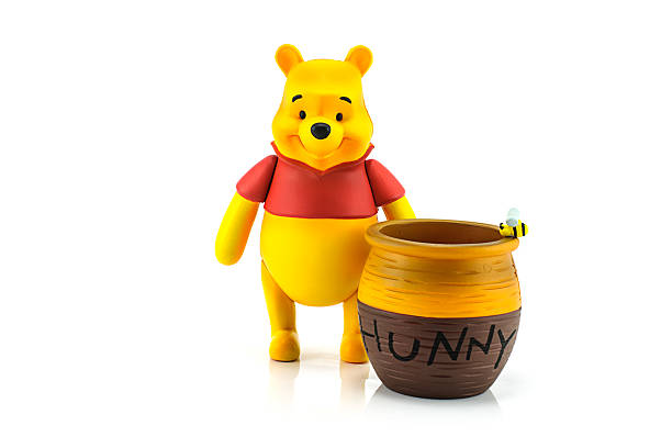 figura de winnie the pooh y hunny pot. - winnie the pooh fotografías e imágenes de stock