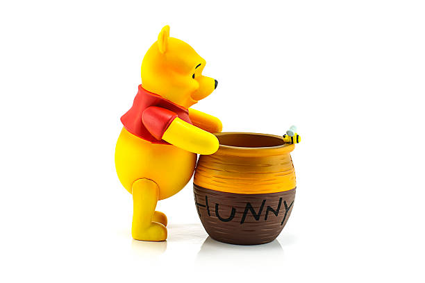 figura de winnie the pooh y hunny pot. - winnie the pooh fotografías e imágenes de stock