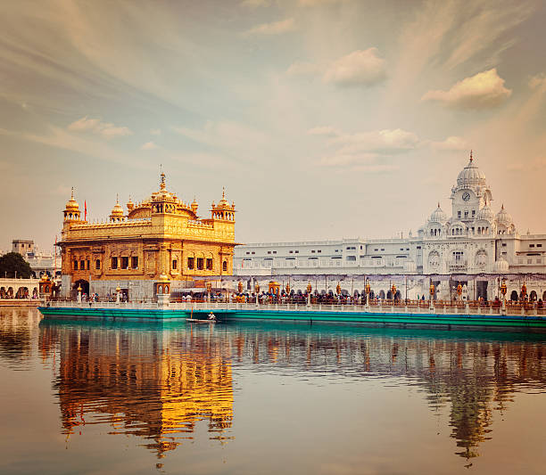 золотой храм, амритсар - golden temple стоковые фото и изображения