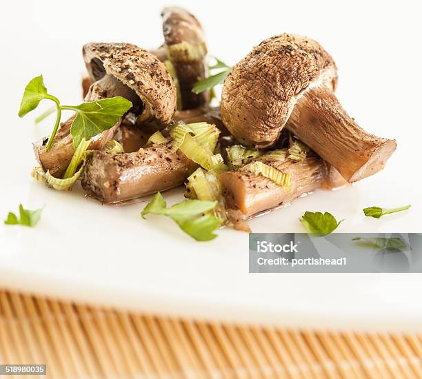 Preparado De Champiñones Foto de stock y más banco de imágenes de Ajo - Ajo, Alimento, Alimentos cocinados