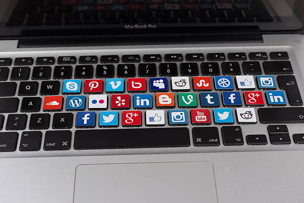 redes sociais no teclado do macbook logótipos - reddit imagens e fotografias de stock
