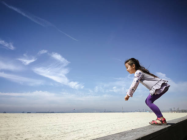 幸せな少女に直面しながら移動に、サンド - mobilestock usa sparse child ストックフォトと画像