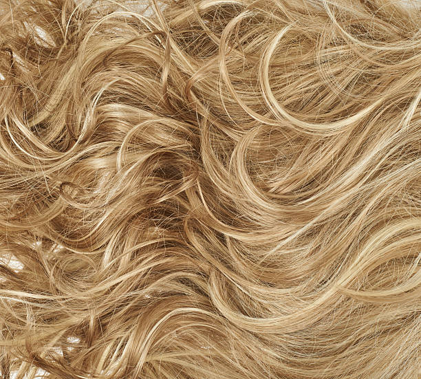 cabelo fragmento de como um fundo de composição - fashion shiny blond hair ringlet - fotografias e filmes do acervo