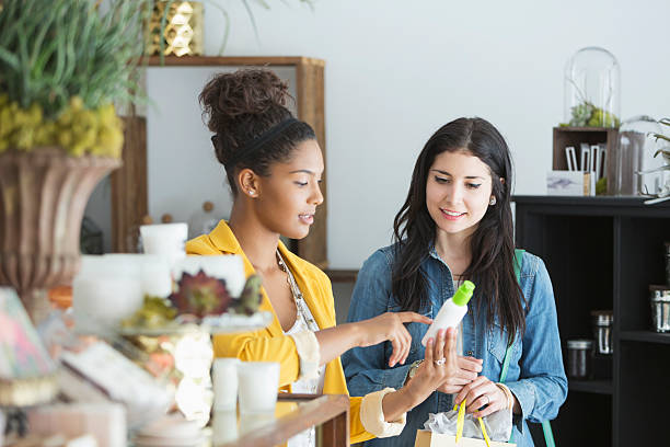 junge frauen in shop - retail shopping talking customer stock-fotos und bilder