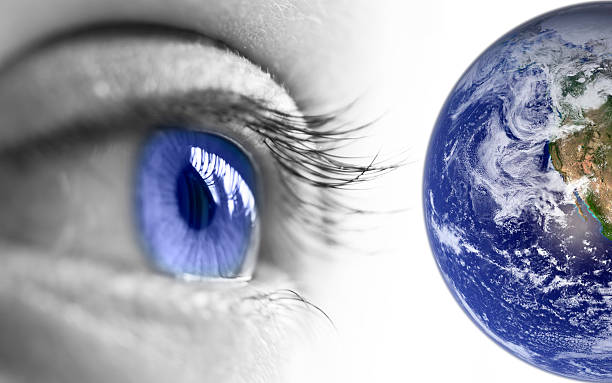 olho azul e terra - sensory perception eyeball human eye eyesight imagens e fotografias de stock