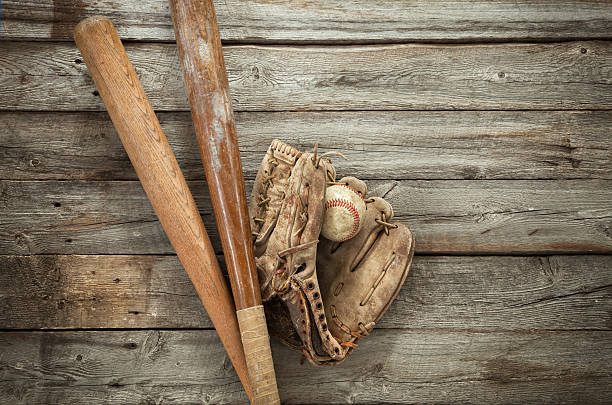 casco de béisbol con mitt y los murciélagos en madera dura - baseball glove baseball baseballs old fashioned fotografías e imágenes de stock