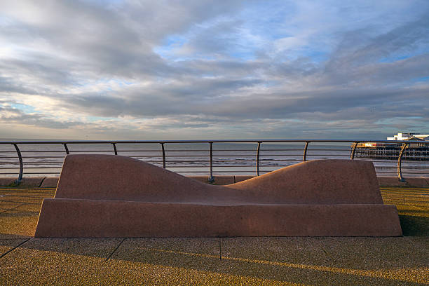 モダンな公共の座席にブラックプール prom ます。 - blackpool illuminated blackpool tower vacations ストックフォトと画像