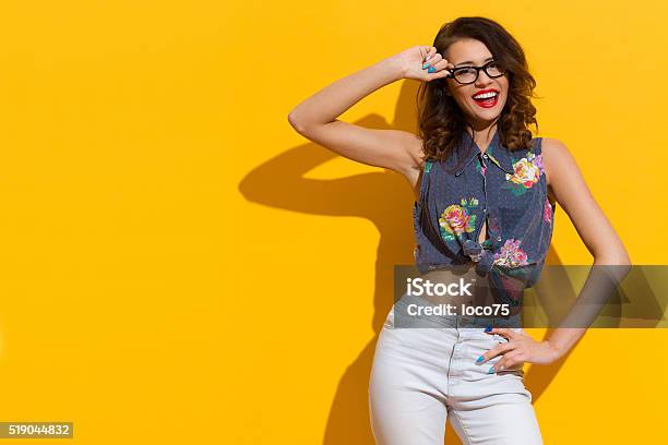 Foto de Garota Feliz Em Copos De Verão e mais fotos de stock de Mulheres - Mulheres, Só Uma Mulher, Verão