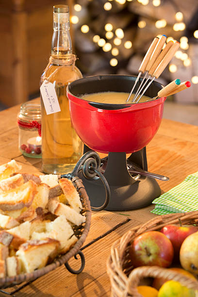 сырное фондю - fondue swiss culture winter cheese стоковые фото и изображения