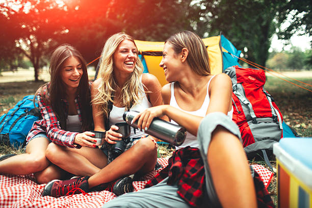 trois jeunes femmes ensemble du camping - hiking young women outdoors t shirt photos et images de collection