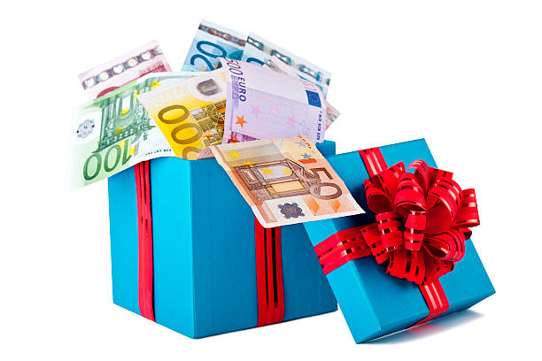 argent dans la boîte-cadeau - currency perks gift bow photos et images de collection