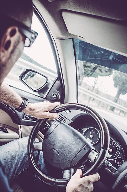 portrait de l'homme au volant d'un véhicule - car driving men reversing photos et images de collection