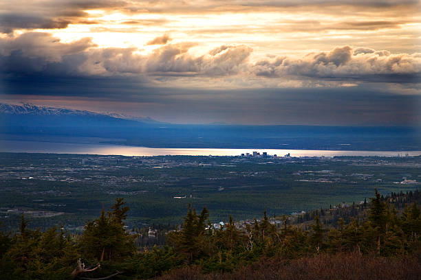 kotwicowisko alaska o zachodzie słońca z flattop mountain - flattop mountain zdjęcia i obrazy z banku zdjęć