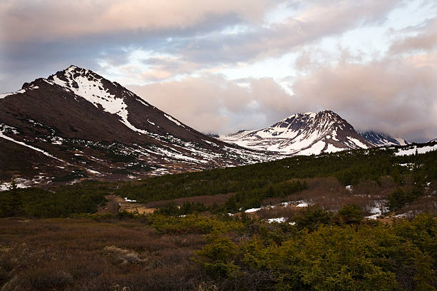 flattop montagne au coucher du soleil d'anchorage, alaska - flattop mountain photos et images de collection