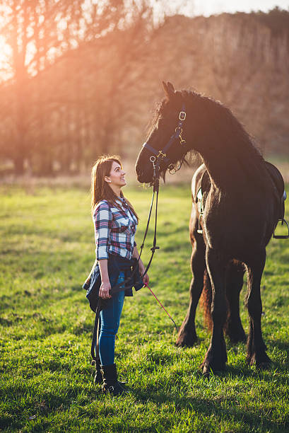 jeune femme à cheval nature au printemps soleil - bride women standing beauty in nature photos et images de collection