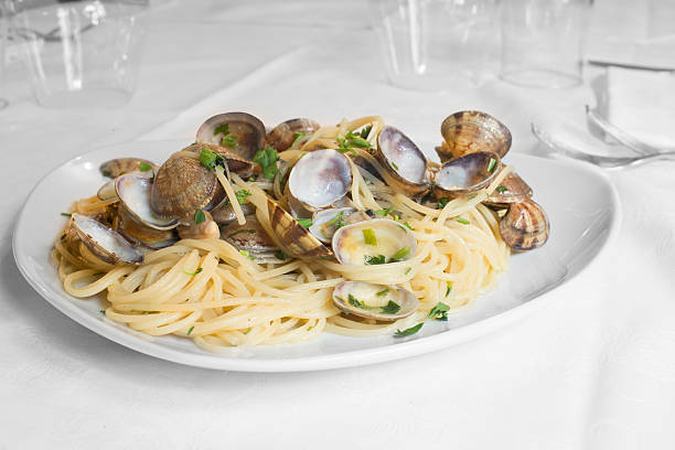 cuisine italienne, spaghetti aux palourdes - clam photos et images de collection