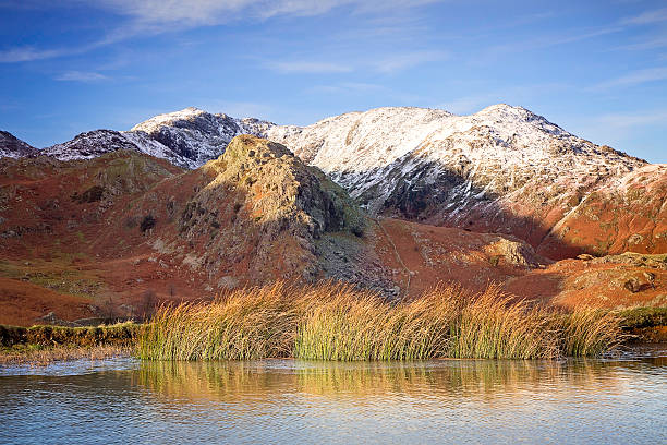 wetherlam &  antiguo hombre de coniston, coniston, distrito de los lagos de inglaterra - old man of coniston fotografías e imágenes de stock