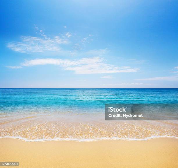 Foto de Mar Tropical E Praia e mais fotos de stock de Praia - Praia, Mar, Céu - Fenômeno natural