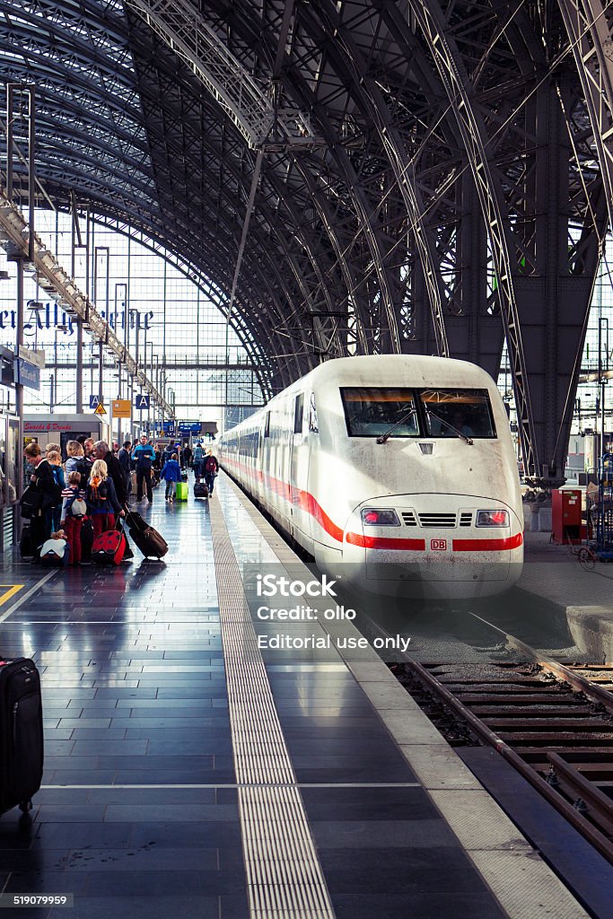 Llegar la IC en Frankfurt la estación principal de trenes - Foto de stock de Estación de tren libre de derechos