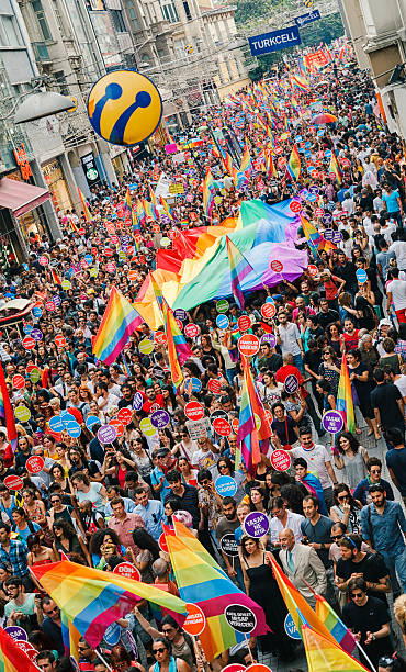 gay pride istanbul - editorial vertical homosexual people photos et images de collection