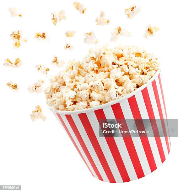 Palomitas De Maíz En Rojo Y Blanco De La Caja De Cartón Es Agitación Foto de stock y más banco de imágenes de Palomitas