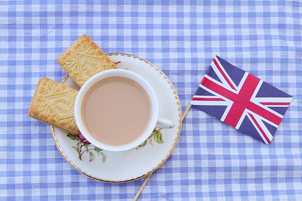 anglais thé et des biscuits à levure chimique sucrés - british flag flag old fashioned retro revival photos et images de collection