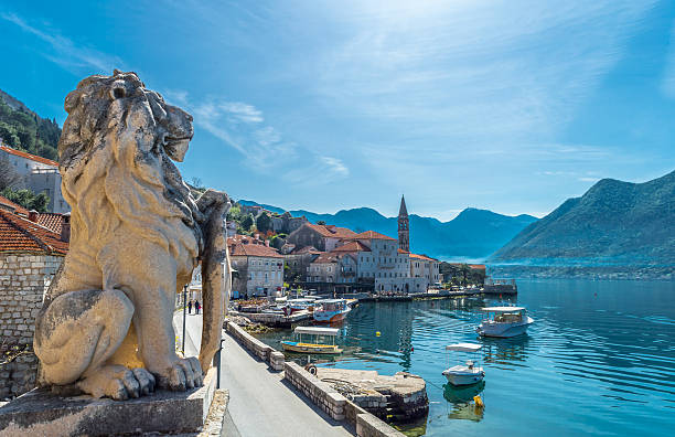 löwen-statue in perast - montenegro stock-fotos und bilder