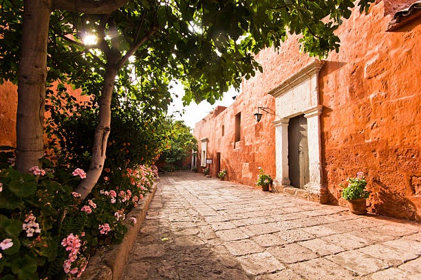 vermelho edifícios e jardim com flores em arequipa e monastério - public building blue channel travel - fotografias e filmes do acervo