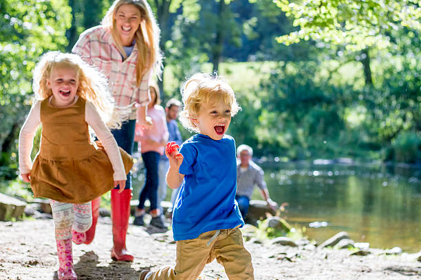 famiglia sul lago - northumberland england foto e immagini stock