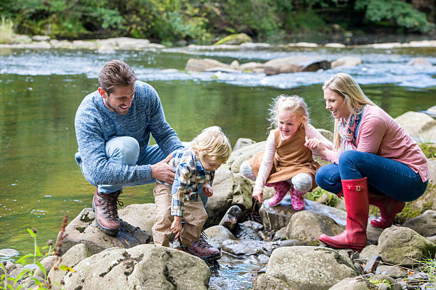 istock Family day at a lake 519087520