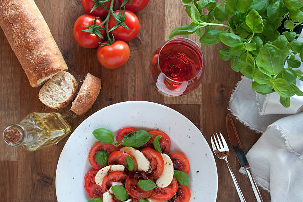 caprese mit zutaten und weinen - caprese salad antipasto wine mozzarella stock-fotos und bilder