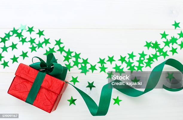 Regalo De Navidad Foto de stock y más banco de imágenes de Blanco - Color - Blanco - Color, Caja, Caja de regalo