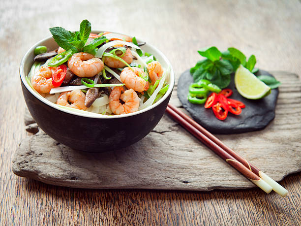 langostino asiático comida de fideos de arroz - salad shrimp prawn prepared shrimp fotografías e imágenes de stock