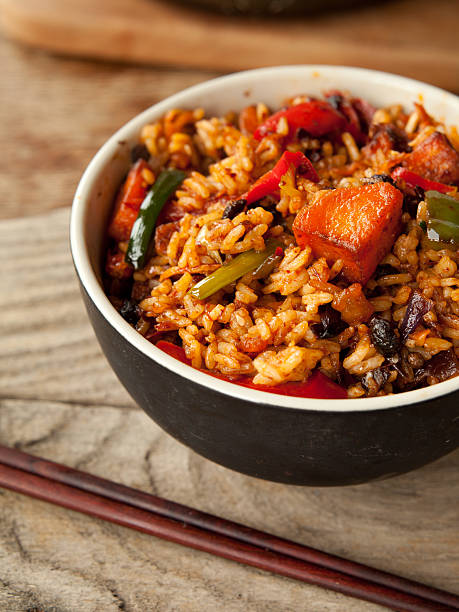 poulet épicées à la chinoise, riz sauté - chinese cuisine fried rice asian cuisine wok photos et images de collection