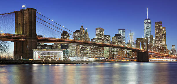 pont de brooklyn et horizon de new york - manhattan skyline downtown district night photos et images de collection