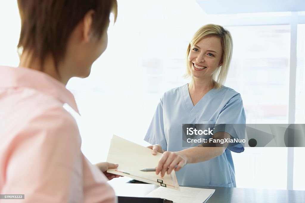 Mujeres en un consultorio médico - Foto de stock de Recepción libre de derechos