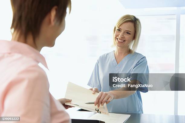 Mujeres En Un Consultorio Médico Foto de stock y más banco de imágenes de Recepción - Recepción, Recepcionista, Hospital