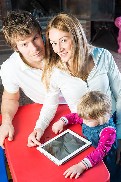 tecnológico familia con niño de 2 años de edad - two parent family technology mobility men fotografías e imágenes de stock